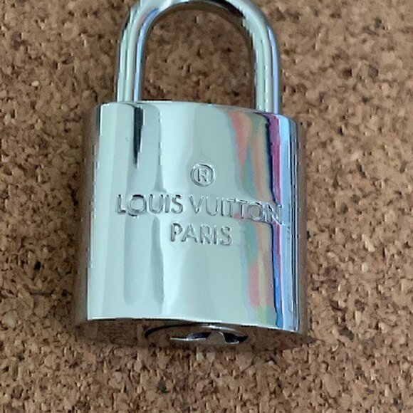 New LV Louis Vuitton Silver-Toned Lock on a 16" Box Link Chain Choker Necklacee - Picture 4 of 4